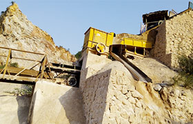 重庆时产300吨石灰石方箱式重锤破碎石料生产现场